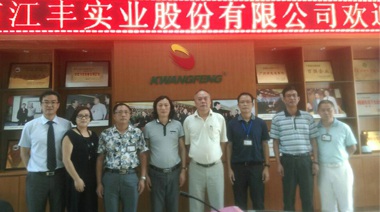 在香港，銷(xiāo)售每三只冰鮮雞就有兩只是江豐出品，但中國(guó)大陸的市場(chǎng)更大，這次找中擂合作就是要打開(kāi)家門(mén)口的市場(chǎng)。中擂團(tuán)隊(duì)開(kāi)局便簽約虎艷芬作江豐代言，我們對(duì)接下來(lái)的合作充滿(mǎn)信心。